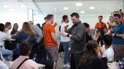 Akron, druženje z obiskovalci