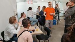 Akron, izmenjava mnenj z obiskovalci