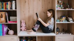 Knjižnji regal v okviru vgradne omare