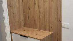 Odlagalna omarica s poličko in obešalno steno po meri za predsobo