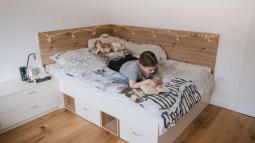 Otroška postelja s predali