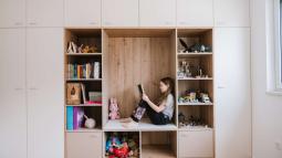 Otroška vgradna omara s klopjo