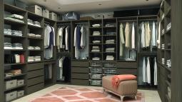 Vgradne omare po meri v garderobni sobi