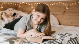 Zaščitna lesna stena ob otroški postelji