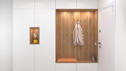 bela omara z obesalno steno