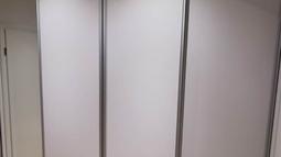 bela vgradna omara z ogledalom