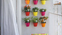 cvetlicni loncki na balkonu