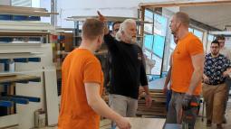 direktor Dejan Mir s sodelavci v proizvodnji