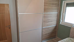 drsna vrata na vgradni omari Akron