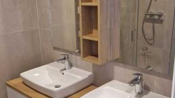 dvojni umivalnik kopalniškega pohištva