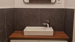 element pod umivalnikom