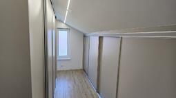 garderobna soba v mansardi