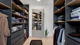 garderobna soba in ogledalo