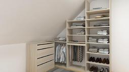 garderobna soba postavljena v mansardi