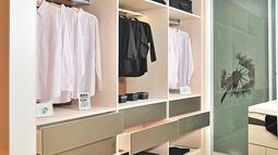 garderobna soba s predali in izvlecnimi policami