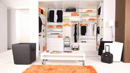 garderobna soba v beli barvi