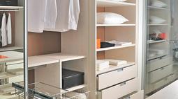 garderobna soba z izvlecnimi elementi