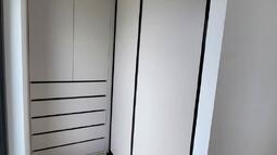 garderobna soba z vgradnimi omarami po meri