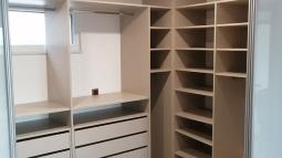 izkoristek prostora v garderobni sobi s pohištvom po naročilu