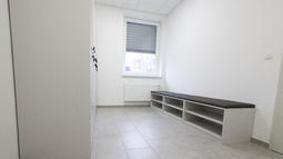 klop s policami in obvlazinjenjem