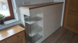 komoda z odlagalno površino v predsobi