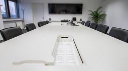 konferencna miza s elektro prikljucki