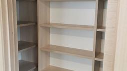 kotna omara s policami za garderobo