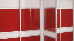 kotna omara s steklom