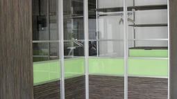 kotna omara v pisarni