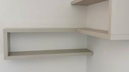 kotna stenska polica v pisarni