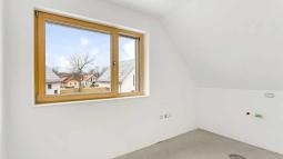 mansarda v pričakovanju pohištva okno