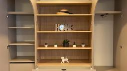 notranjost omare s policami salon Akron Ljubljana