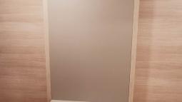 obešalna stena in klop v predsobi