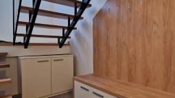 obešalna stena pod stopniščem