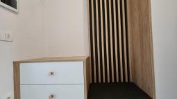 obešalne stene in klopi