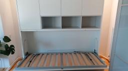 odprta bočna skrita postelja z mizico po meri