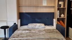 odprta skrita postelja z dvosedom v salonu Ljuubljana