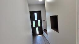 omara ob steni ozkega hodnika