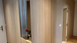 omara po meri okoli kota hodnika