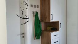 omara s klasičnim odpiranjem za predsobo