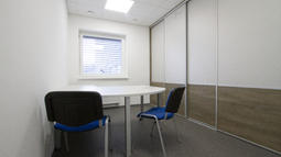 omara z drsnimi vrati in pisalna miza