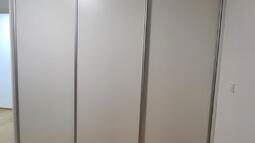 omara z drsnimi vrati