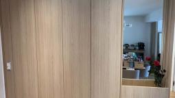 omara z odprtino za čevlje