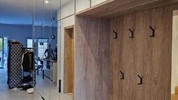 omara z ogledali na hodniku