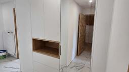 omara z ogledalom v predsobi