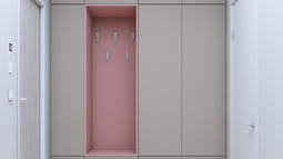 omara na hodniku s krilnimi vrati