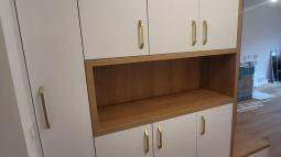 omara po meri z odlagalno površino za predsobo