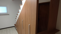 omara pod stopnicami