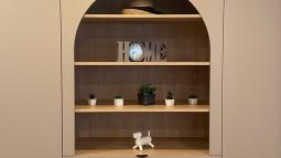 omara s posebnim dizajnom in odprtimi policami v salonu Akron Ljubljana