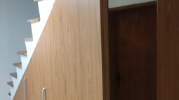 omara s predali in ogledalom pod stopnicami